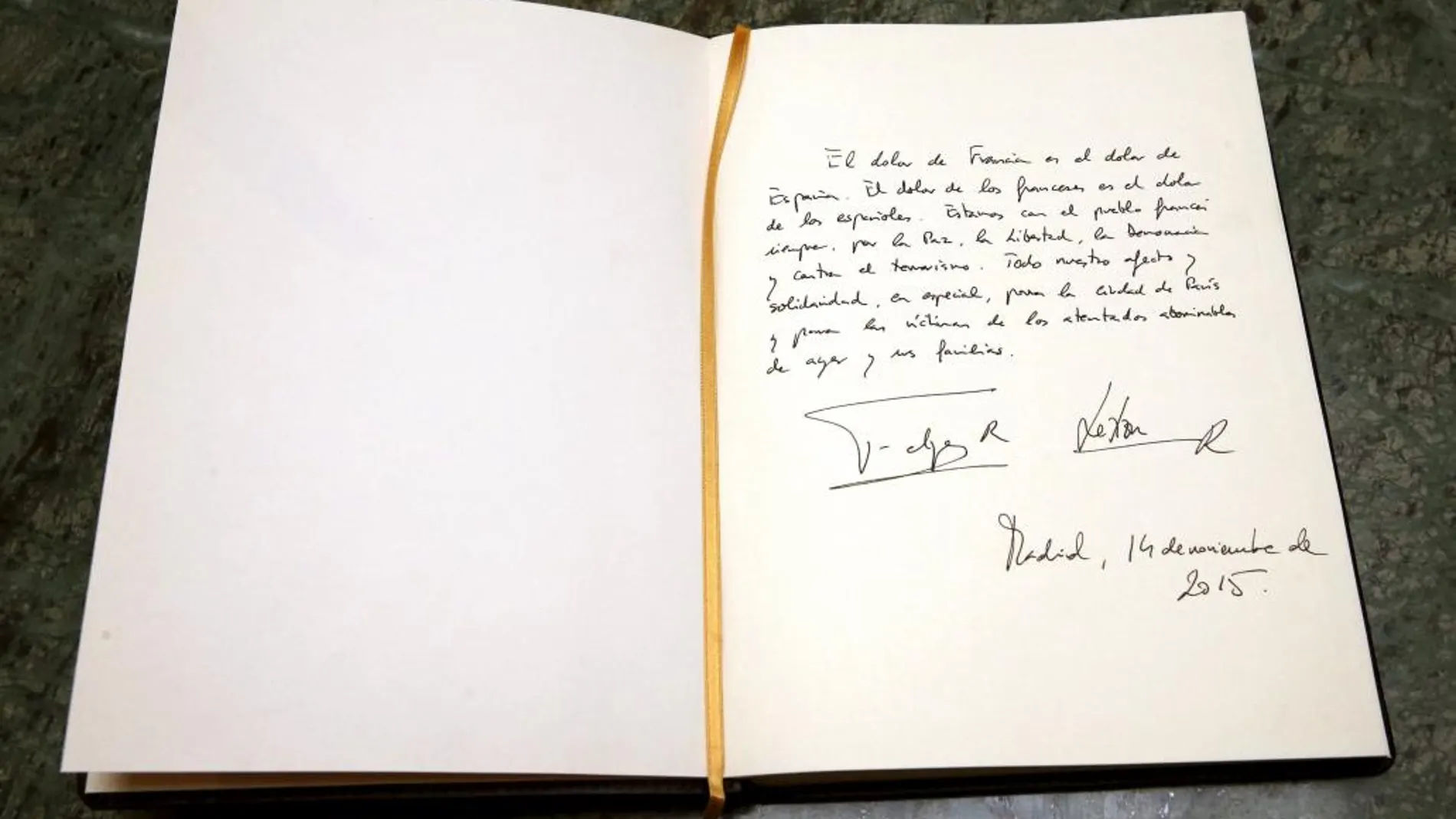 Mensaje de los Reyes en el libro de condolencias de la embajada de Francia en Madrid