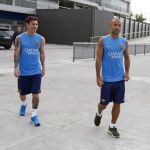 Fotografía cedida por el FC Barcelona de Lionel Mess y Javier Mascherano, que han regresado de vacaciones y han pasado esta mañana las pruebas medicas