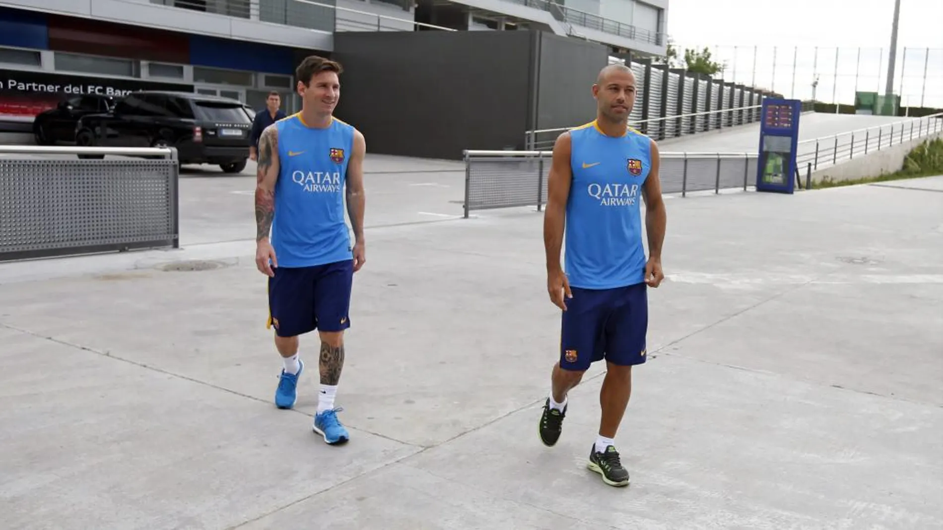 Fotografía cedida por el FC Barcelona de Lionel Mess y Javier Mascherano, que han regresado de vacaciones y han pasado esta mañana las pruebas medicas