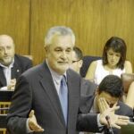 El presidente de la Junta, José Antonio Griñán, gesticula durante una de sus intervenciones de ayer ante el plenario del Parlamento andaluz