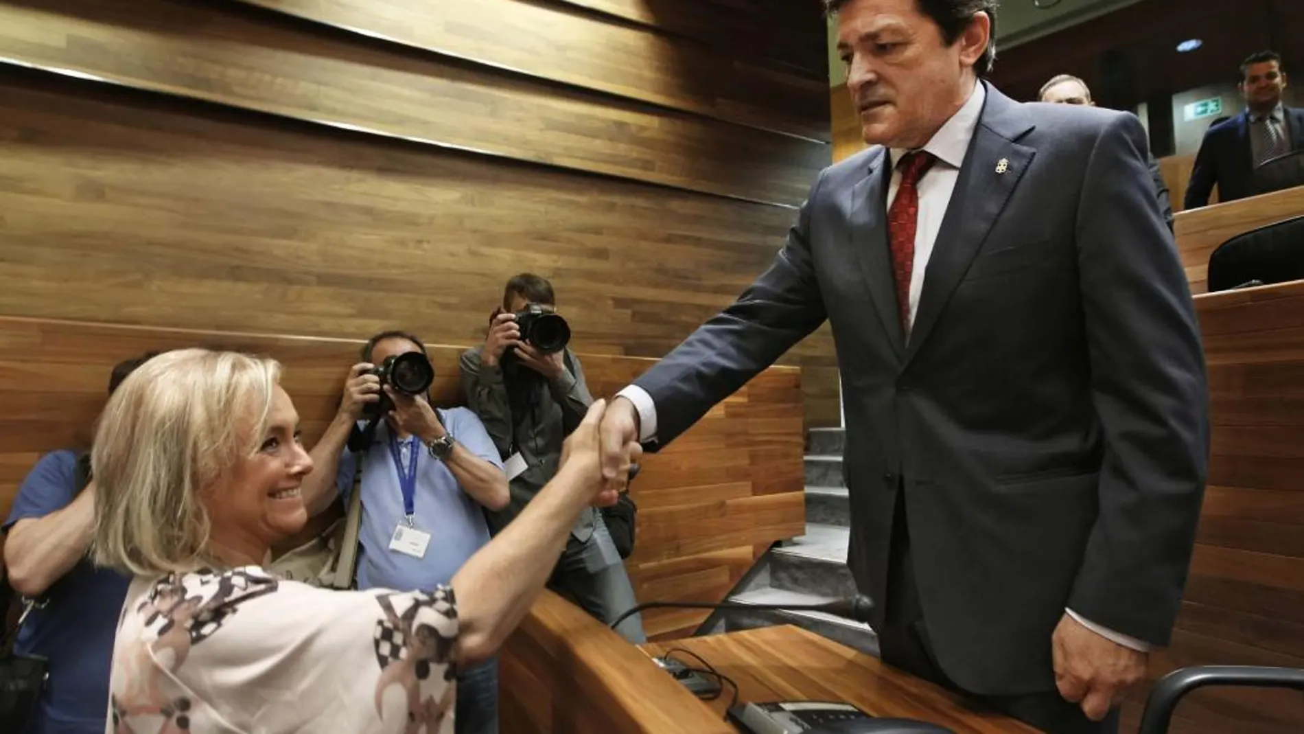 El socialista Javier Fernández recibe la felicitación de la candidata popular a la presidencia, Mercedes Fernández