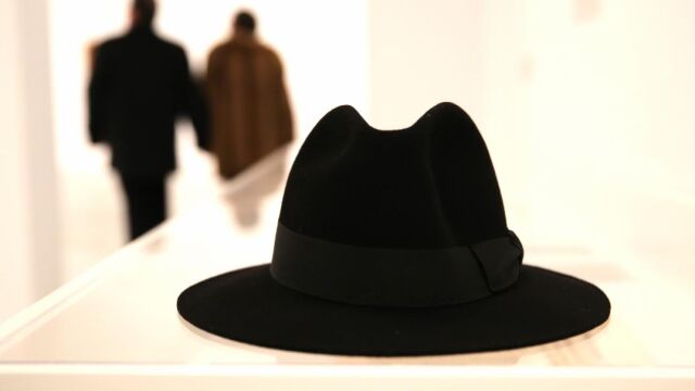 Recreación de Pessoa con su característico sombrero en una muestra celebrada en el Reina Sofía de Madrid (Foto: Rubén Mondelo)