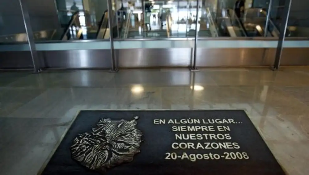 Placa colocada en el aeropuerto de Madrid- Barajas en honor de los fallecidos y afectados del accidente del avión de Spanair