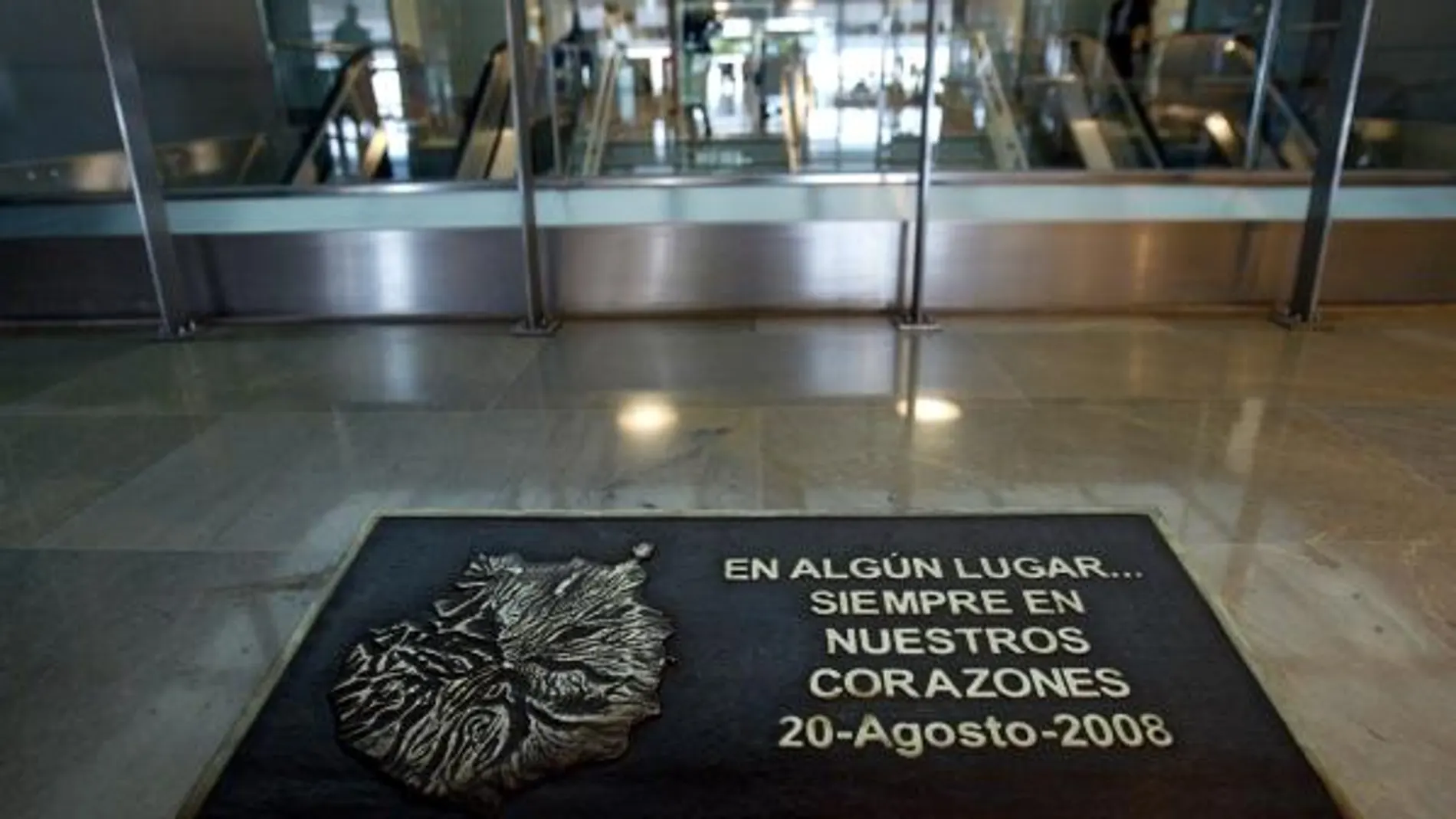 Placa colocada en el aeropuerto de Madrid- Barajas en honor de los fallecidos y afectados del accidente del avión de Spanair