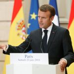 El presidente francés, Emmanuel Macron durante la rueda de prensa tras su reunión en el Palacio del Elíseo. EFE/Chema Moya