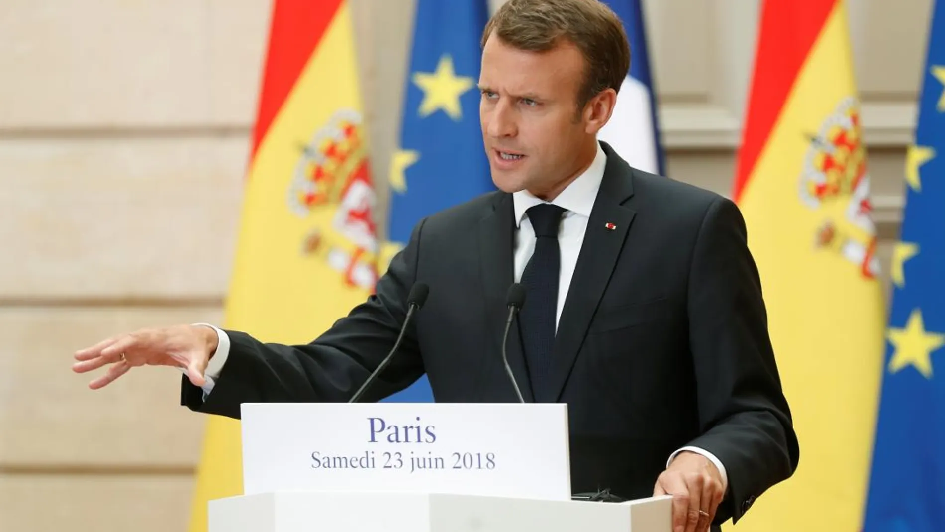 El presidente francés, Emmanuel Macron durante la rueda de prensa tras su reunión en el Palacio del Elíseo. EFE/Chema Moya