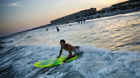 El grupo logra batir en California el Récord Guinness de surfistas navegando juntos.