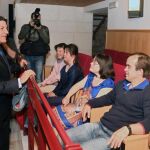 El consejero de Empleo, Carlos Fernández Carriedo, saluda a jóvenes de la Asociación Down Burgos