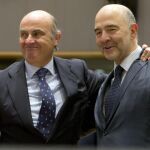 Luis de Guindos, junto al comisario europeo de Asuntos Económicos, Pierre Moscovici.