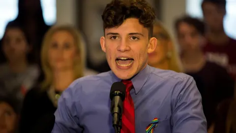 El español Alfonso Calderon, estudiante de la escuela secundaria Marjory Stoneman Douglas, ofrece una rueda de prensa en el Congreso de Florida en Tallahassee, Florida (Estados Unidos)