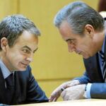 Zapatero ha dejado en manos de Corbacho las riendas del diálogo tripartito con los agentes sociales