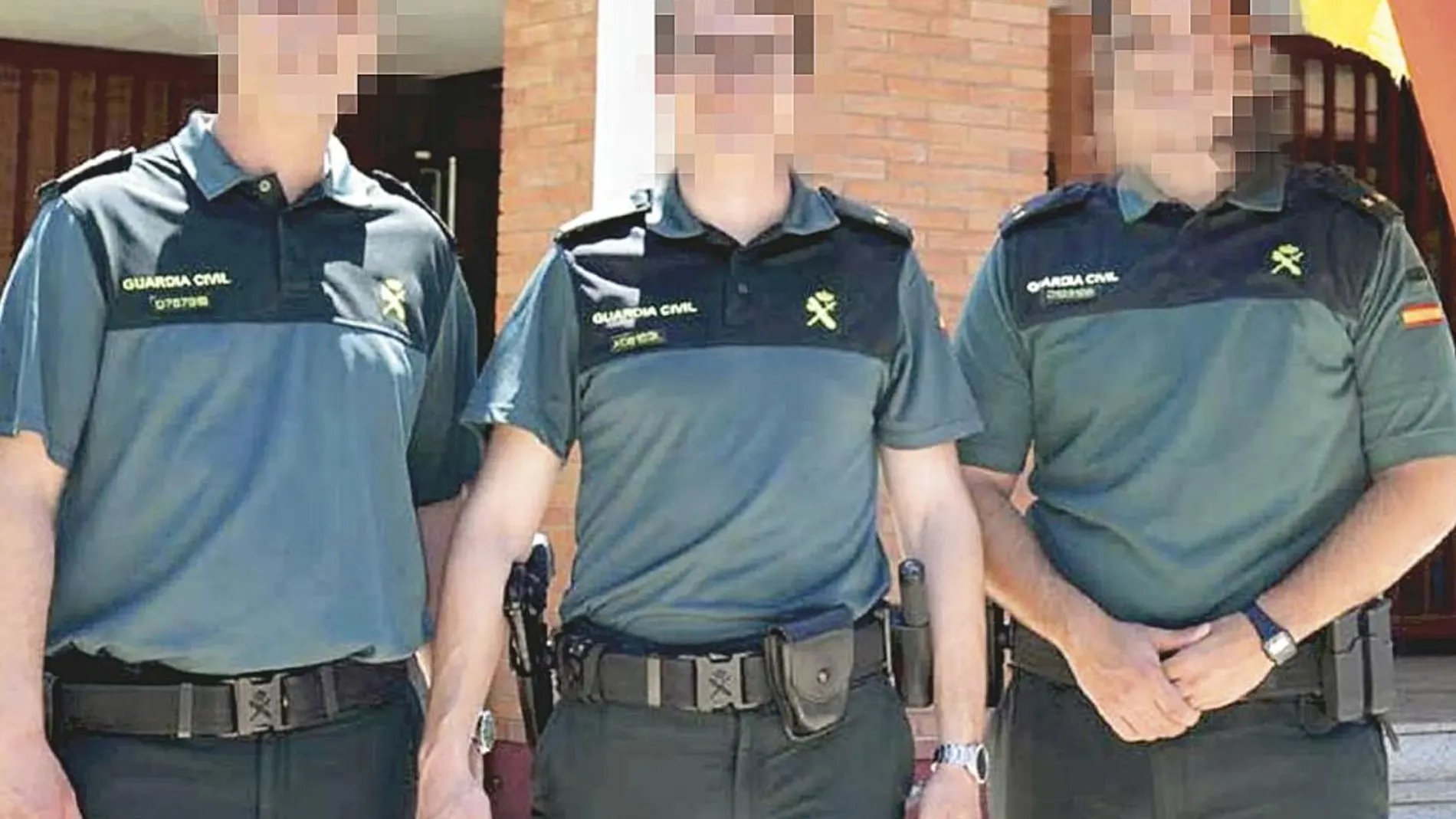 El teniente Óscar C. junto a varios compañeros de la Guardia Civil en el nuevo destino que ocupa en la actualidad en Aragón