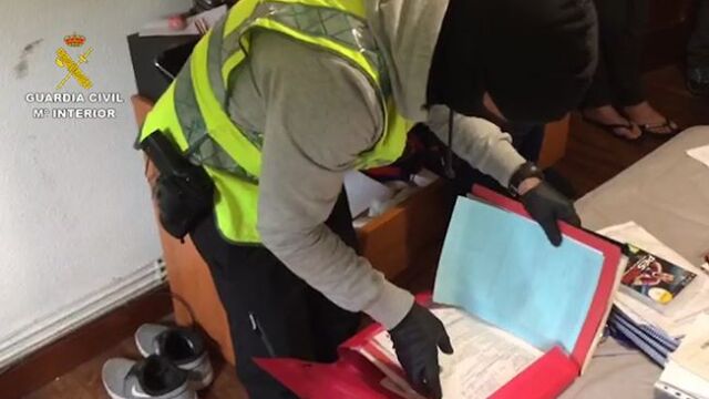 La Guardia Civil durante la detención de otro yihadista en Guipúzcoa.