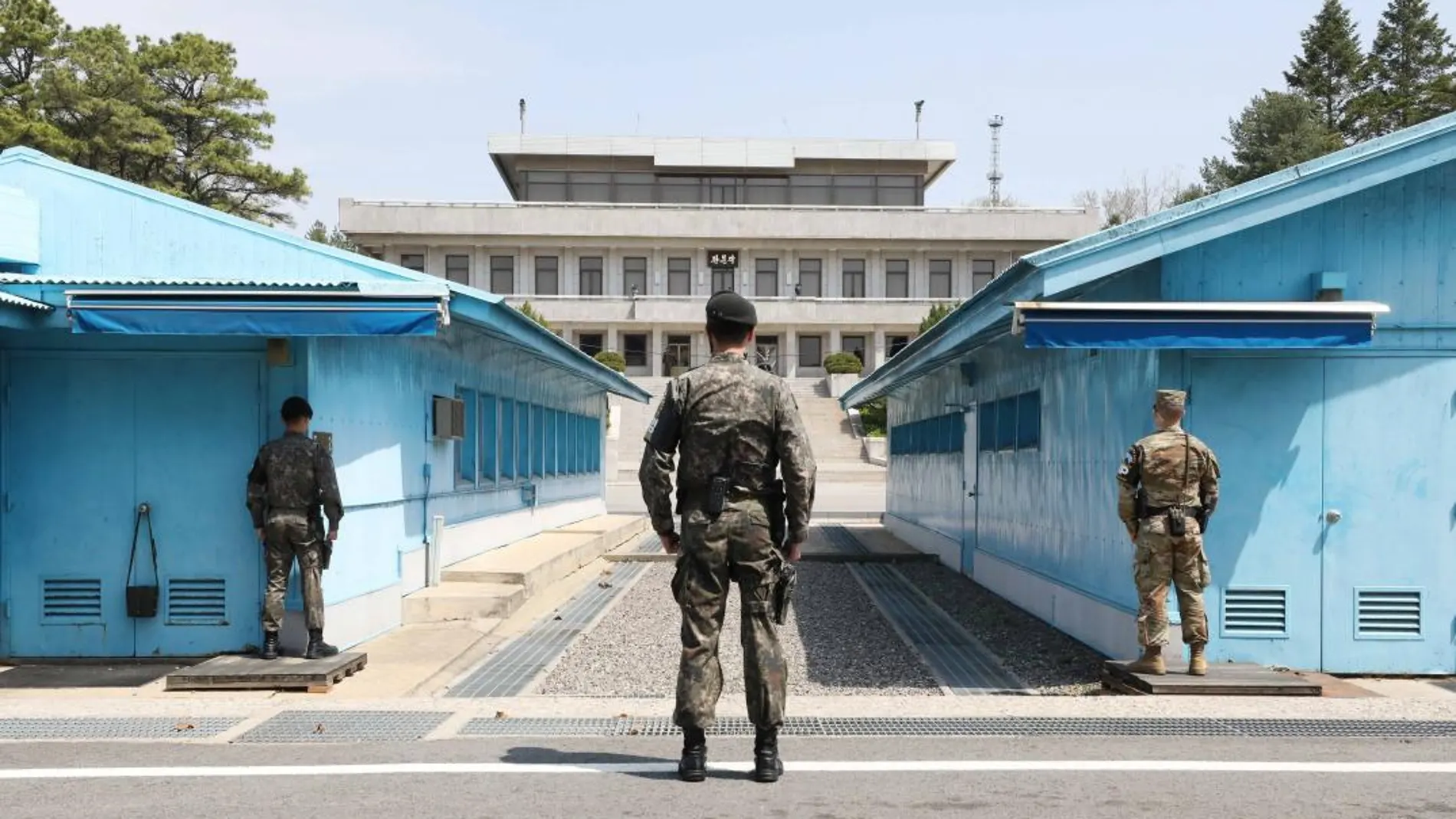 Soldados de las Fuerzas de Corea del Sur de EEUU hacen guardia en la aldea de tregua de Panmunjom, en la militarizada frontera intercoreana, al norte de Seúl (Corea del Sur)