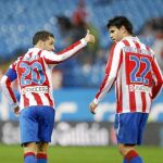Simao, que jugó su último partido como rojiblanco, levanta la mano al transformar el penalti. Diego Costa, muy cerca, le observa