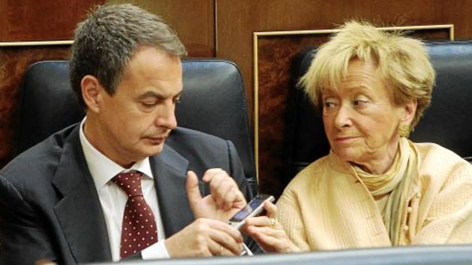 LLAMADA A DURAN. Zapatero no podía comunicar con el portavoz de CiU, y De la Vega le pasó su móvil para que hablaran