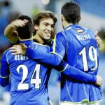 Israel y Jorge Molina felicitan a Rubén Castro, quien firmó en Zaragoza su decimotercer gol esta campaña