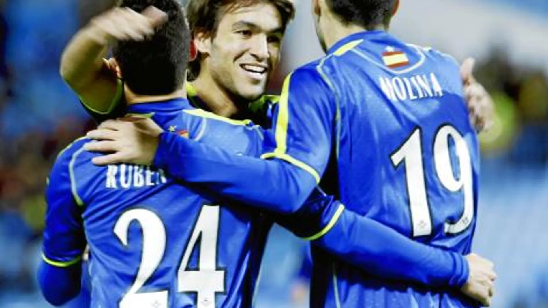 Israel y Jorge Molina felicitan a Rubén Castro, quien firmó en Zaragoza su decimotercer gol esta campaña