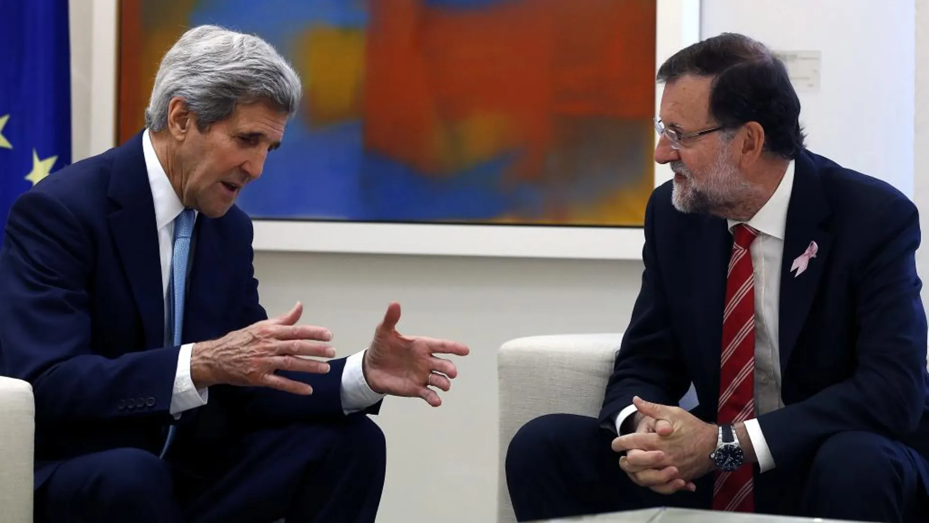 El presidente del Gobierno, Mariano Rajoy (d), se ha reunido esta mañana en el Palacio de la Moncloa con el secretario de EEUU, John Kerry