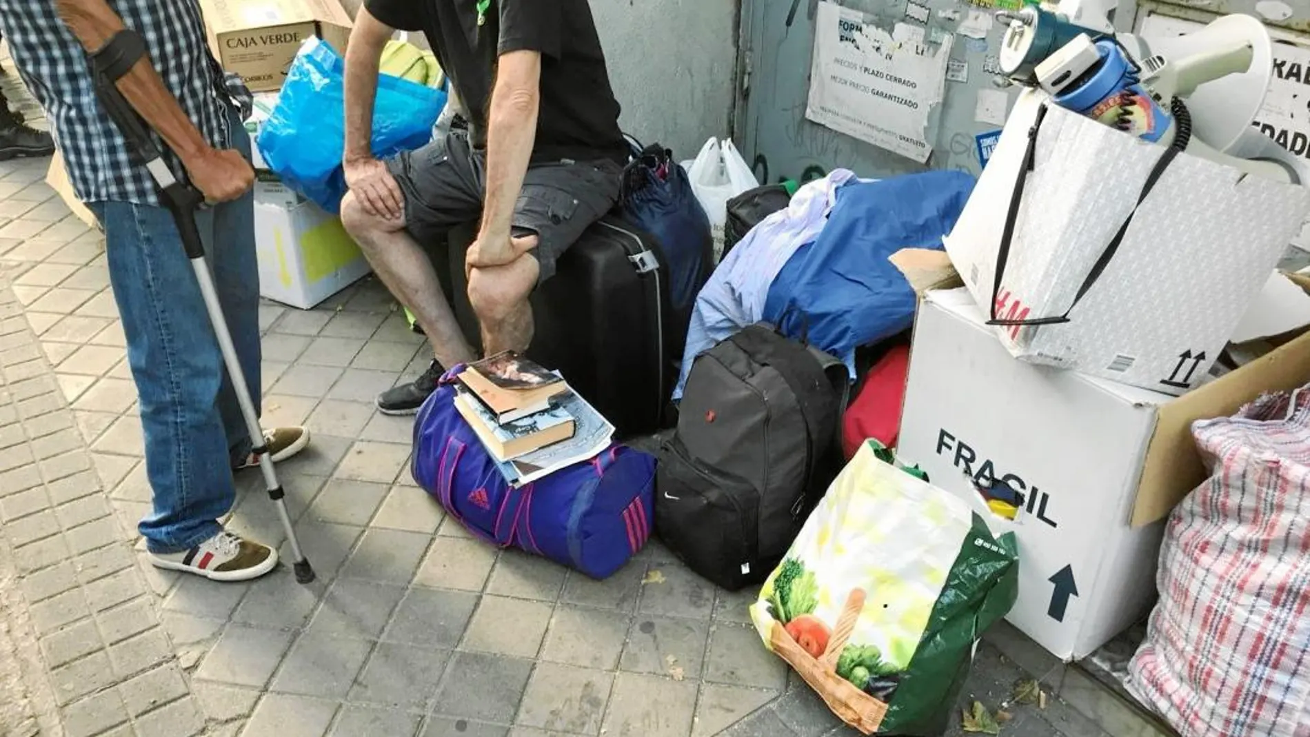 Los miembros del colectivo neonazi de Hogar Social Madrid en la puerta del inmueble de la calle Juan Bravo, tras su segundo desalojo / Policía municipal