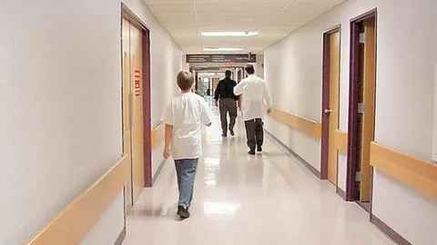 Médicos y enfermeras, empujados al éxodo