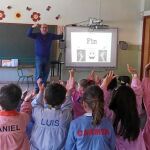 Los alumnos aprenden el lenguaje de signos