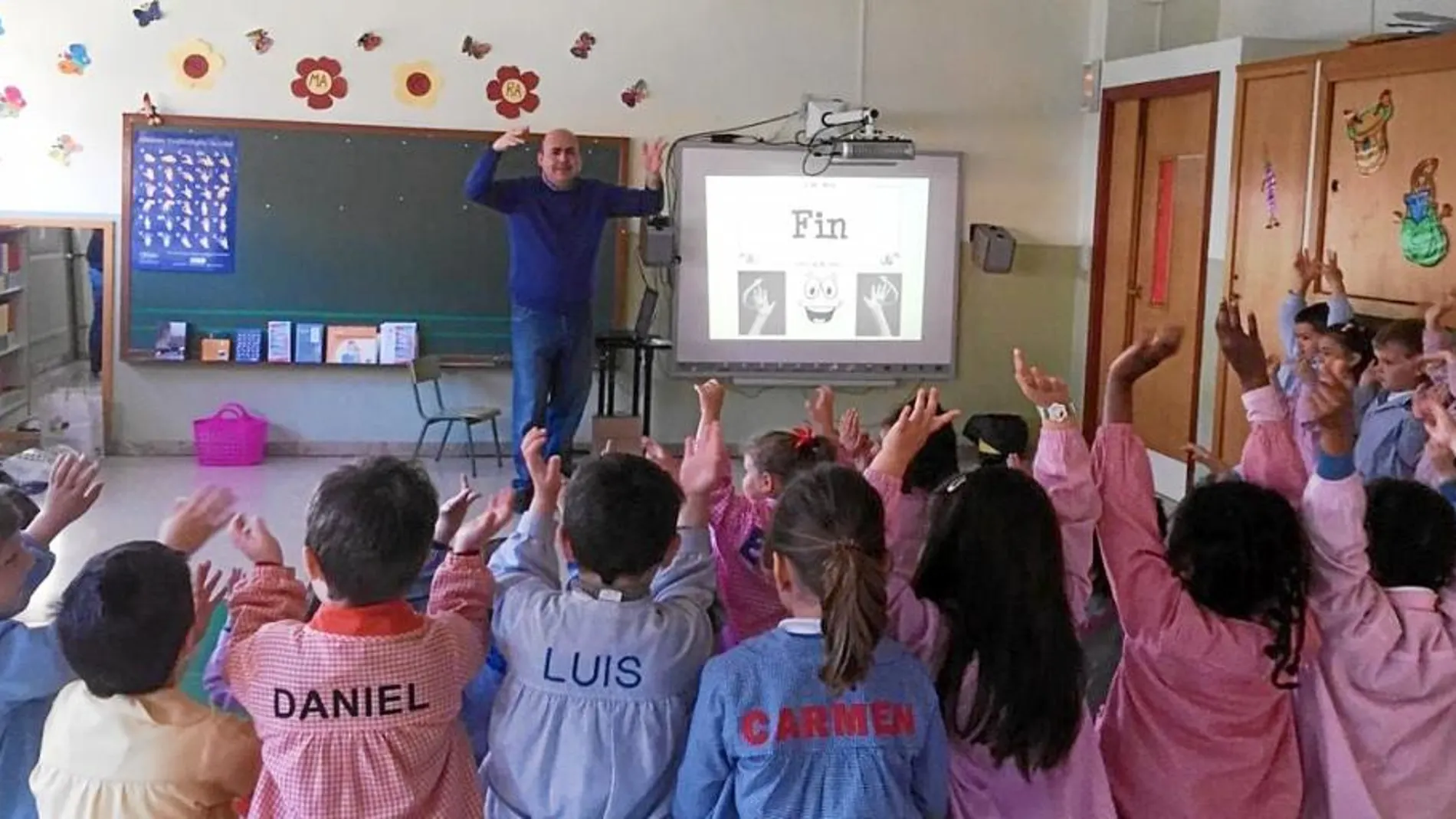 Los alumnos aprenden el lenguaje de signos