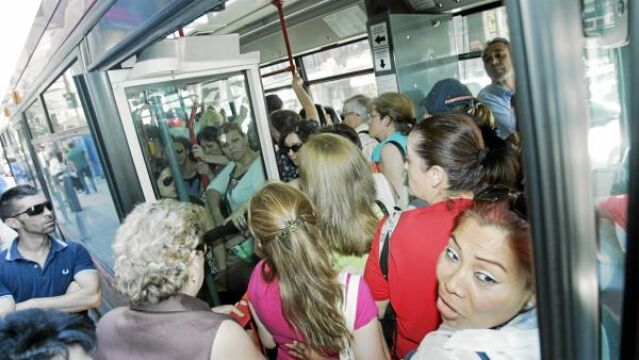 Casi 500 bajas en el día sin servicios mínimos
