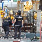 Agentes de la policía científica de Tailandia examinan hoy en busca de pruebas la zona del centro de Bangkok donde el lunes estalló una bomba
