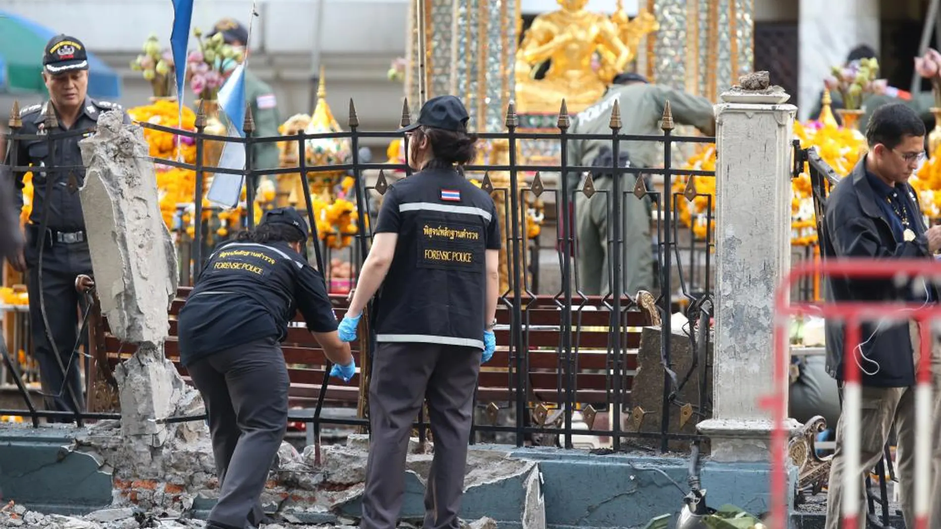Agentes de la policía científica de Tailandia examinan hoy en busca de pruebas la zona del centro de Bangkok donde el lunes estalló una bomba