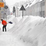 Un hombre despeja de nieve su casa en Schaibenberg (Alemania)