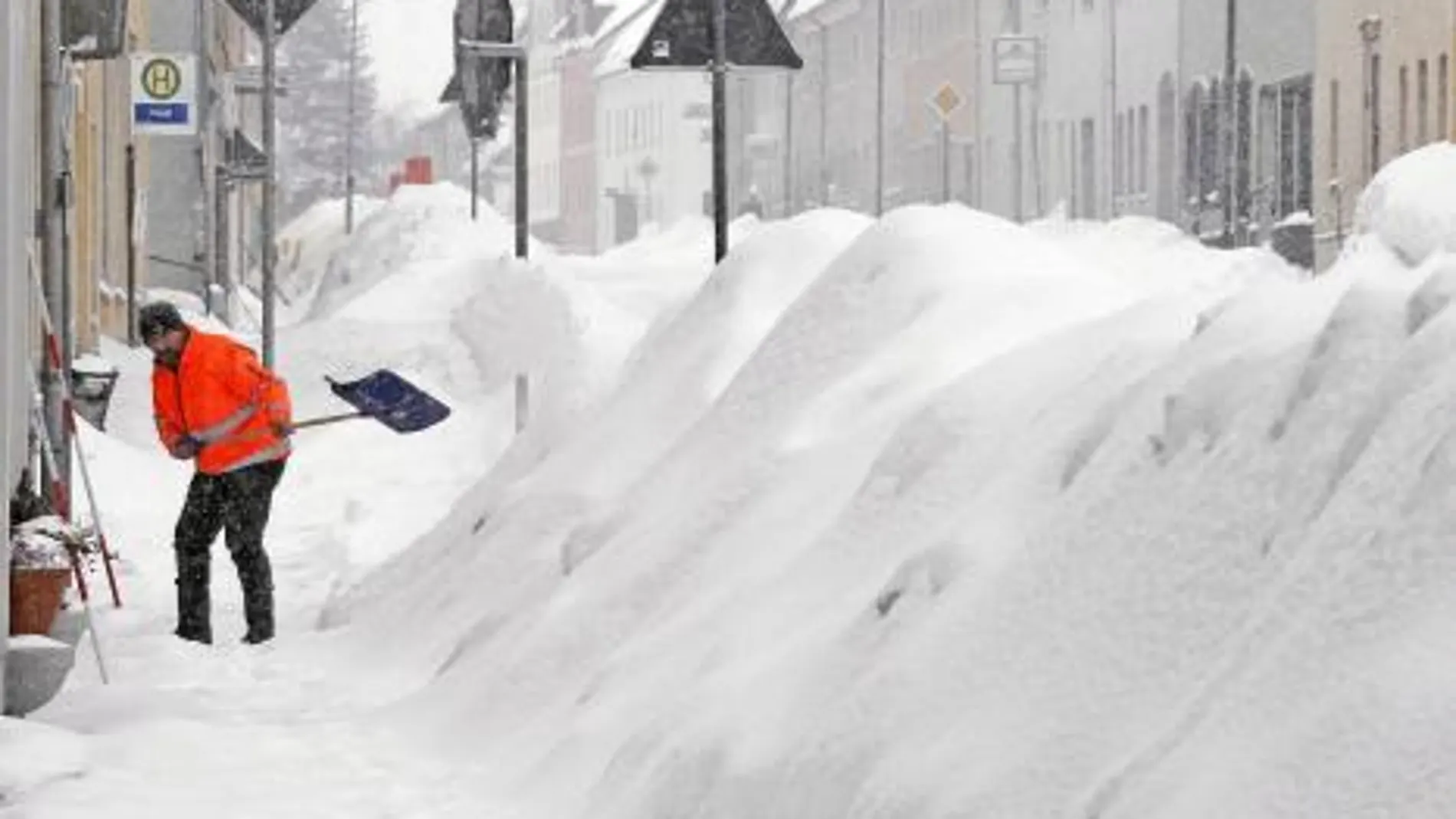 Un hombre despeja de nieve su casa en Schaibenberg (Alemania)