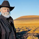 James Turrell delante de Roden Crater, en Arizona, una obra en la que lleva trabajando 30 años