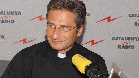 Charamsa confesó su homosexualidad y que tenía un compañero sentimental de Barcelona.