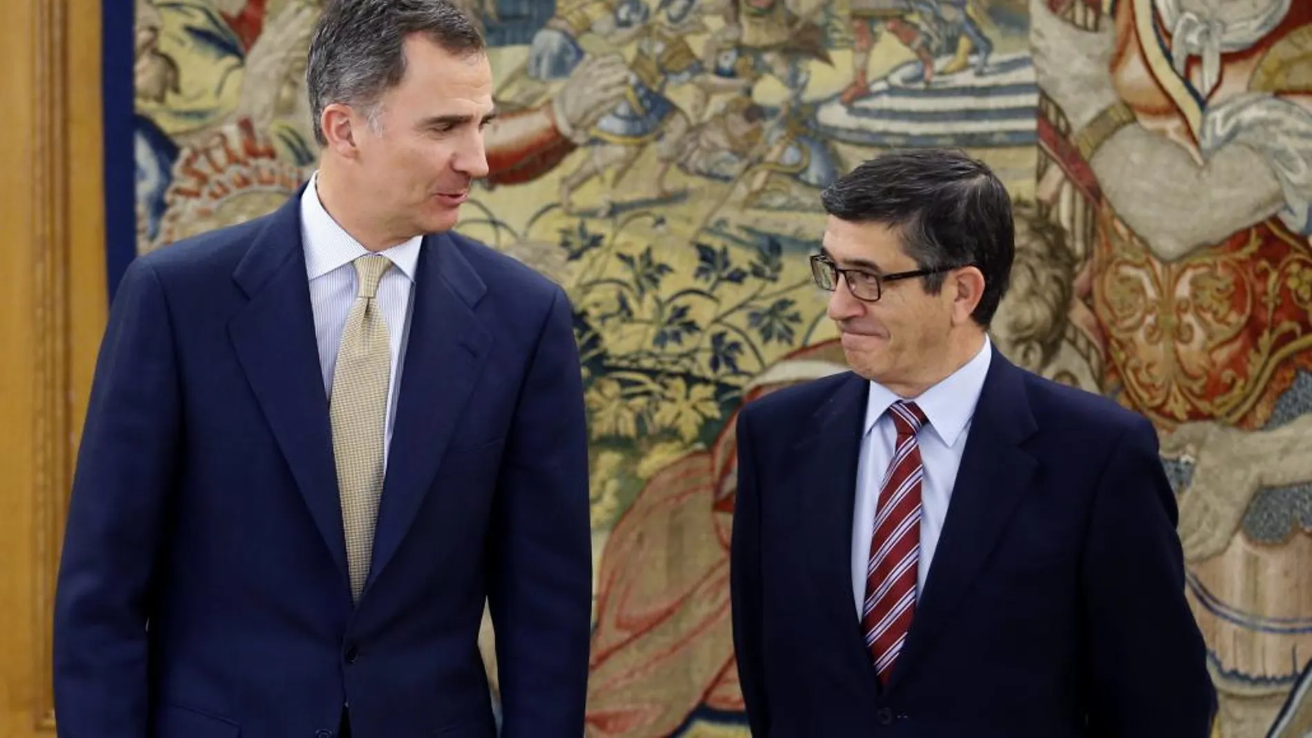 Felipe VI junto al presidente del Congreso de los Diputados, Patxi López durante el encuentro de esta tarde en el Palacio de la Zarzuela.