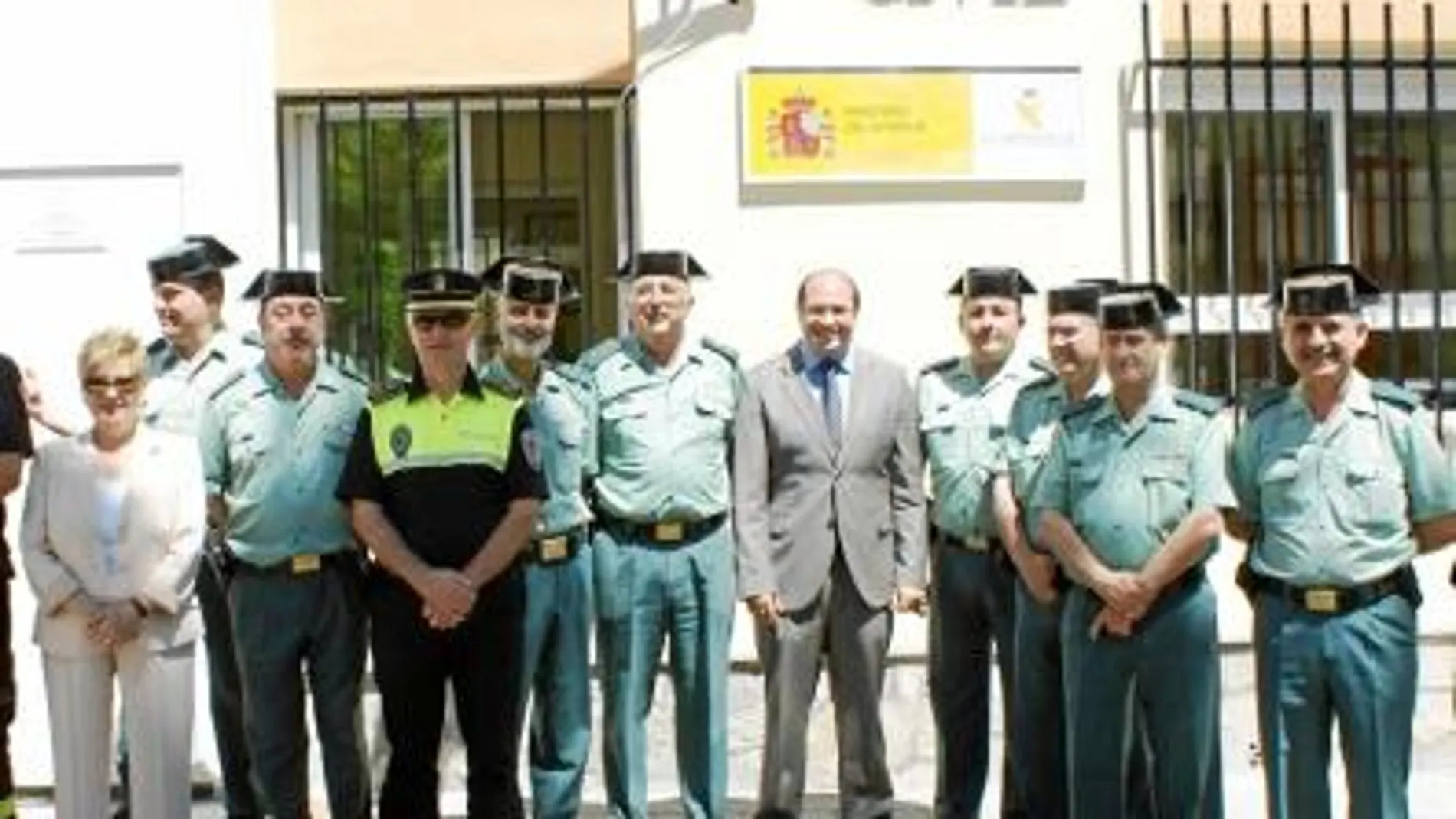 El alcalde del municipio (centro), junto a la plantilla de la Guardia Civil