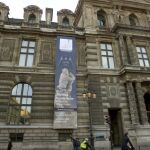 Fachada del Louvre en la calle Rivoli, donde se anuncia la exposición "Mitos fundadores: De Hércules a Darth Vader"