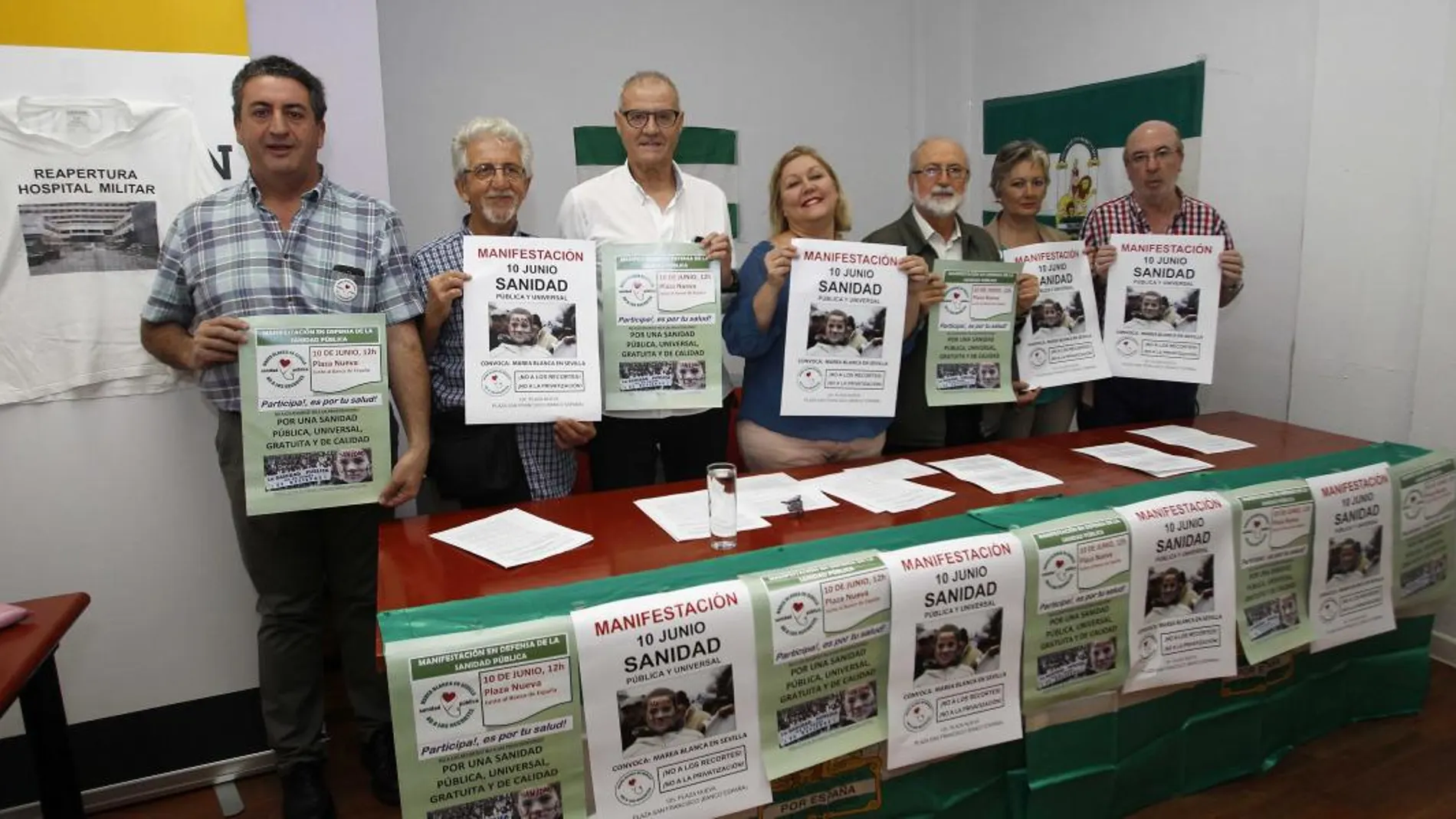 Miembros de la plataforma «Marea blanca Sevilla», que se sumará a la manifestación del domingo