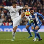 El centrocampista colombiano del Real Madrid James Rodríguez (i) pelea un balón con el defensa del Espanyol Rubén Duarte
