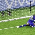 Uzoho encaja un gol de penalti marcado por Modric en el partido contra Croacia