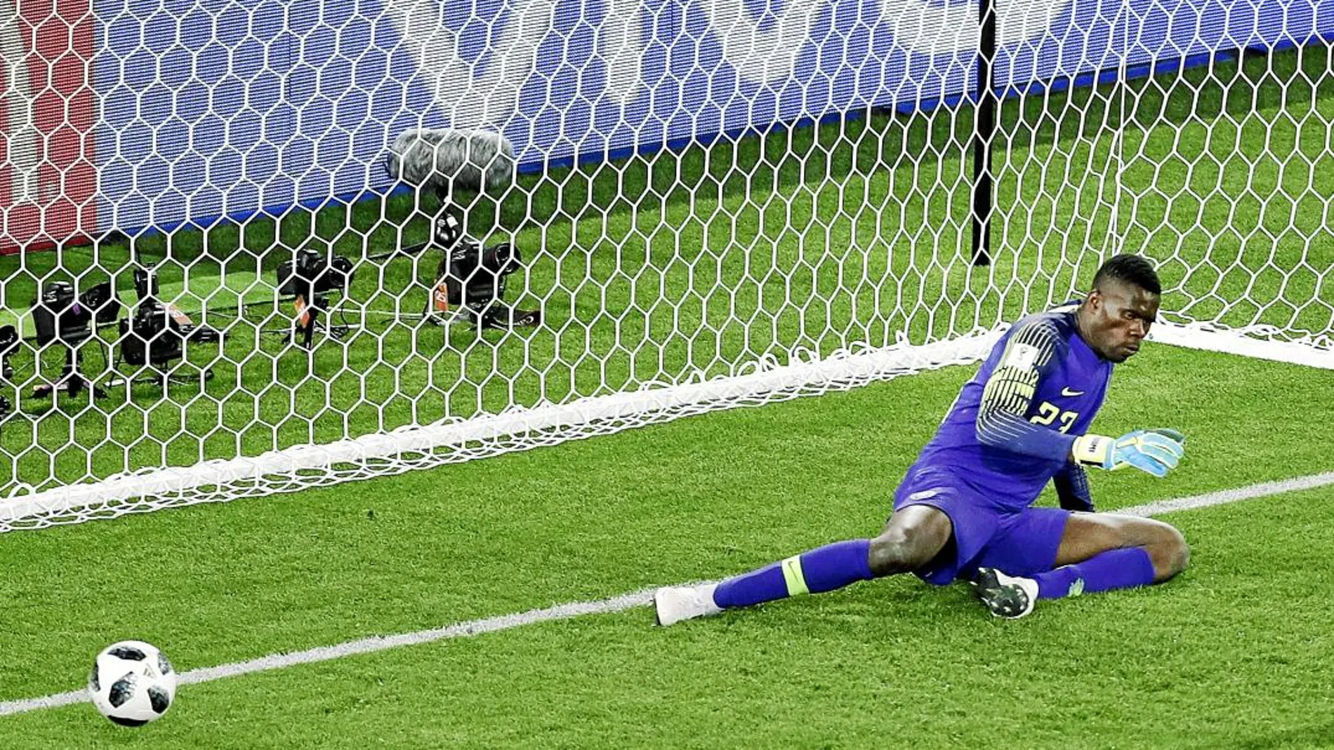 Uzoho encaja un gol de penalti marcado por Modric en el partido contra Croacia