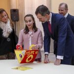 El Rey con una de las ganadoras del concurso "¿Qué es un Rey para ti?"/J. Fdez.-Largo