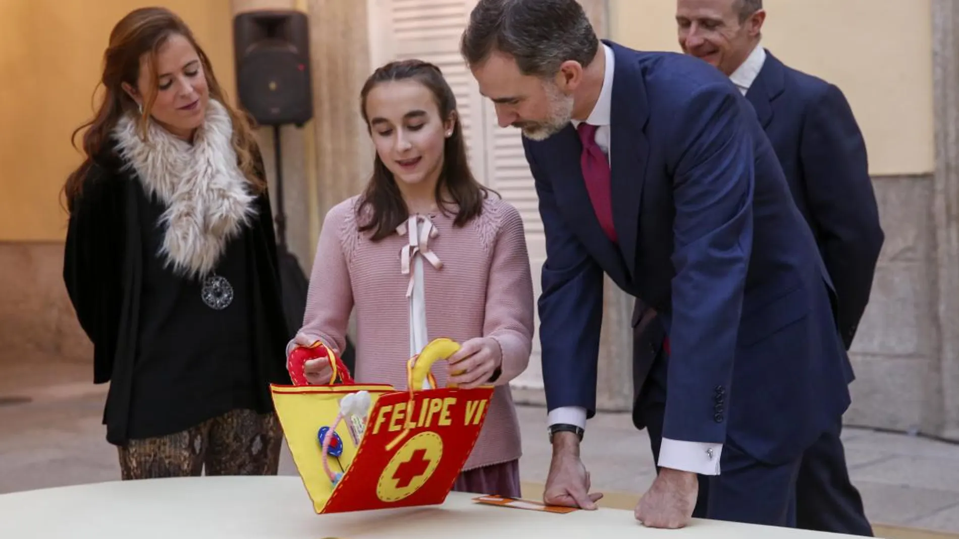 El Rey con una de las ganadoras del concurso "¿Qué es un Rey para ti?"/J. Fdez.-Largo