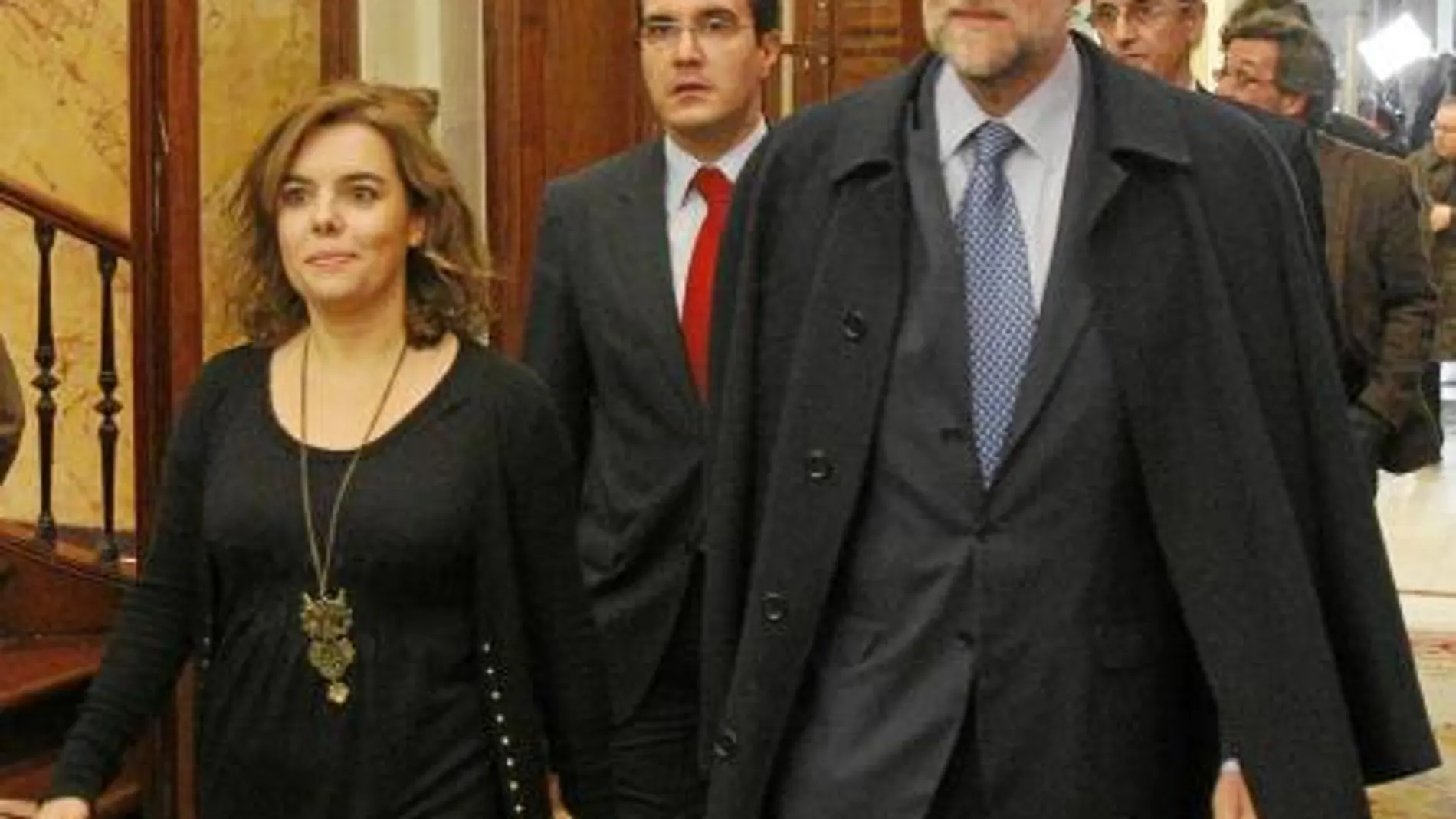 Soraya Sáenz de Santamaría, Mariano Rajoy y José Luis Ayllón, ayer, en los pasillos del Congreso