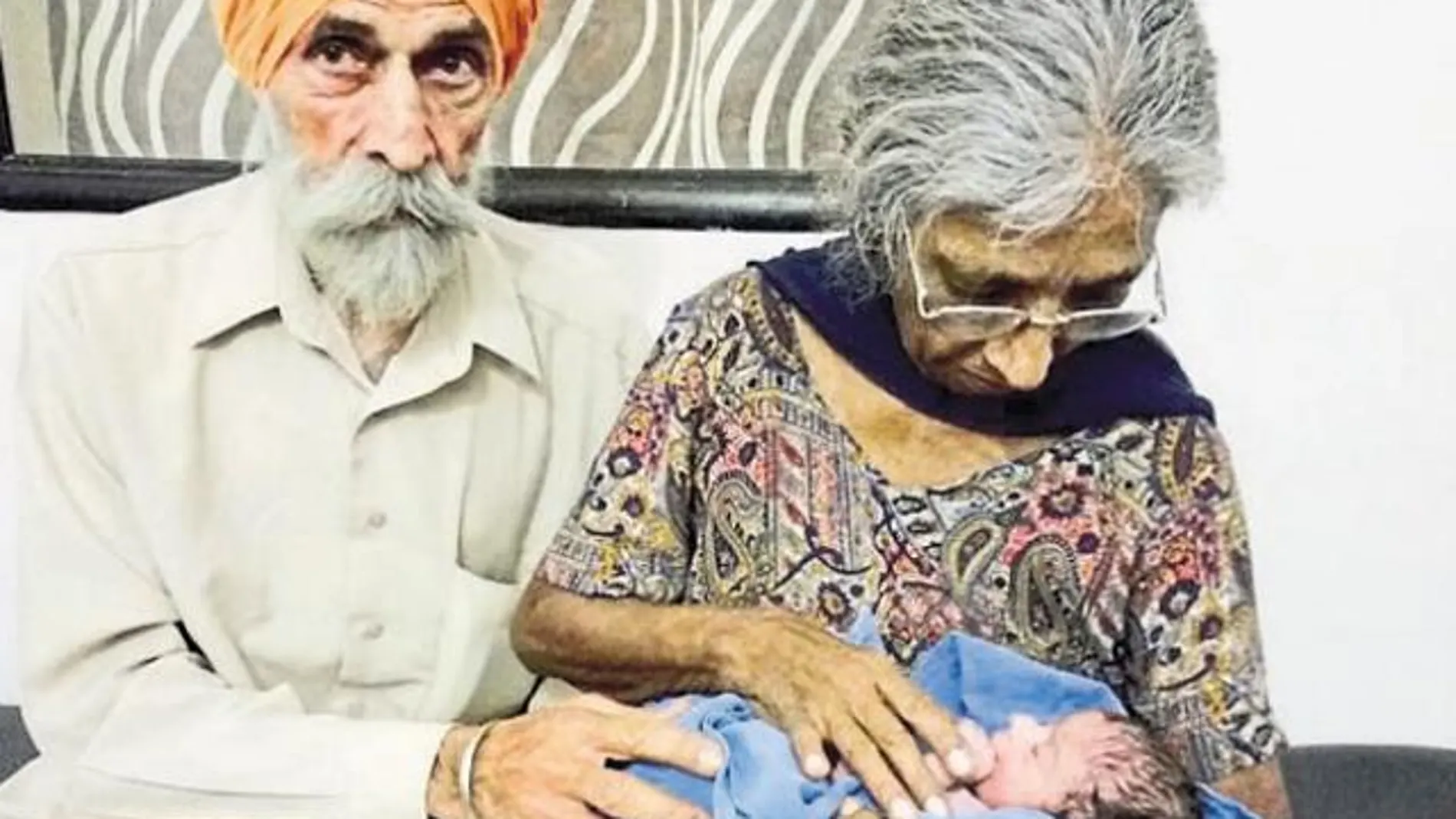 Mohinder Singh Gill, de 79 años, con Daljinder Kaur, de 72 años, con su bebé recién nacido