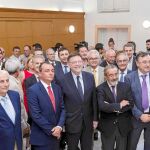 El presidente del Consell, Ximo Puig, junto a un grupo de empresarios de la CEV, entre ellos su presidente, Salvador Navarro, y el de Cierval, José Vicente González