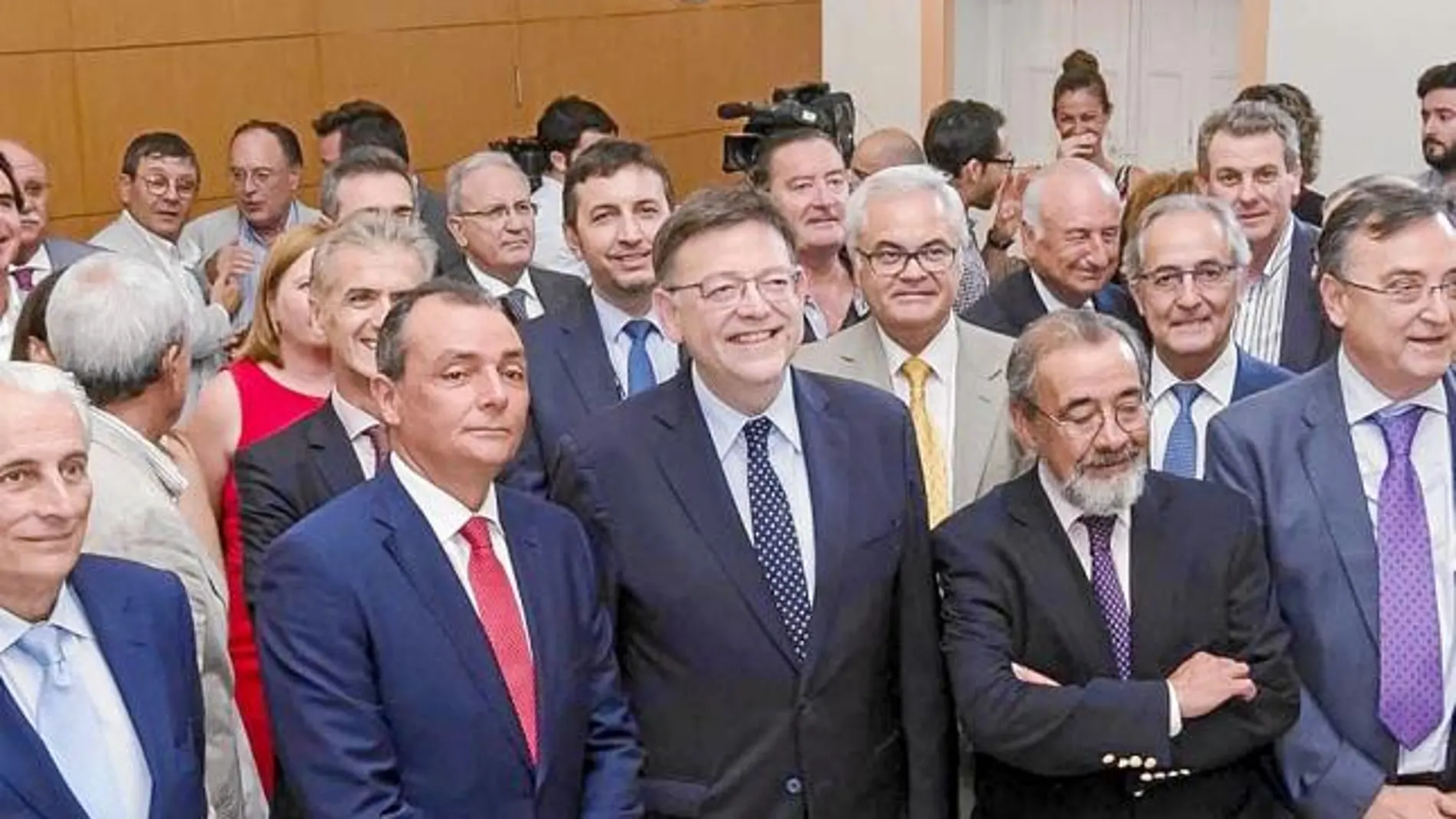 El presidente del Consell, Ximo Puig, junto a un grupo de empresarios de la CEV, entre ellos su presidente, Salvador Navarro, y el de Cierval, José Vicente González