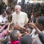 Los niños rodearon al Papa Francisco durante su visita al barrio marginal de Kangemi, en Nairobi (Kenia)