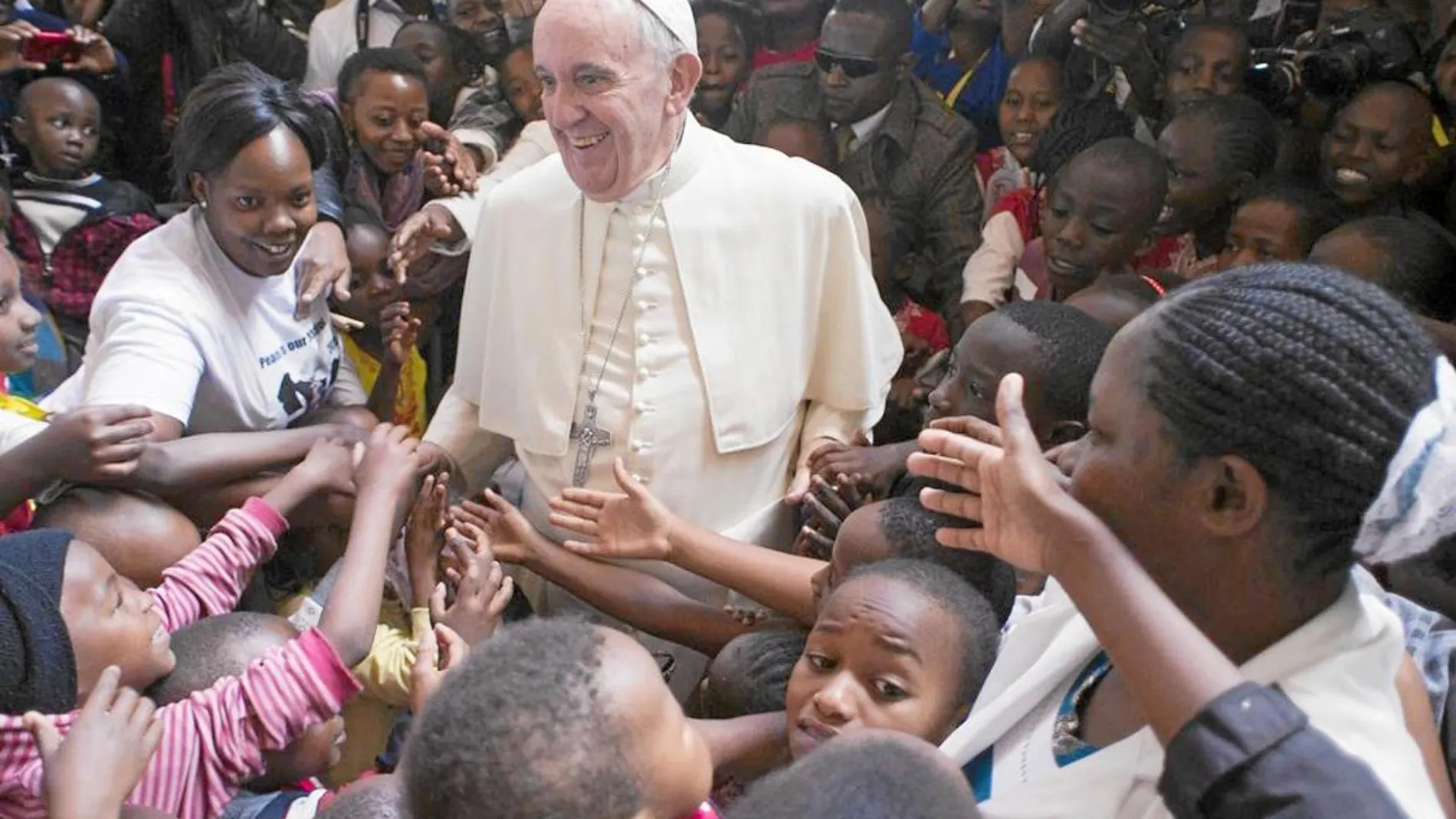 Los niños rodearon al Papa Francisco durante su visita al barrio marginal de Kangemi, en Nairobi (Kenia)