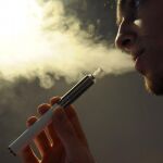 El vapor del cigarrillo electrónico concentra hasta un 700% menos de nicotina, según un estudio